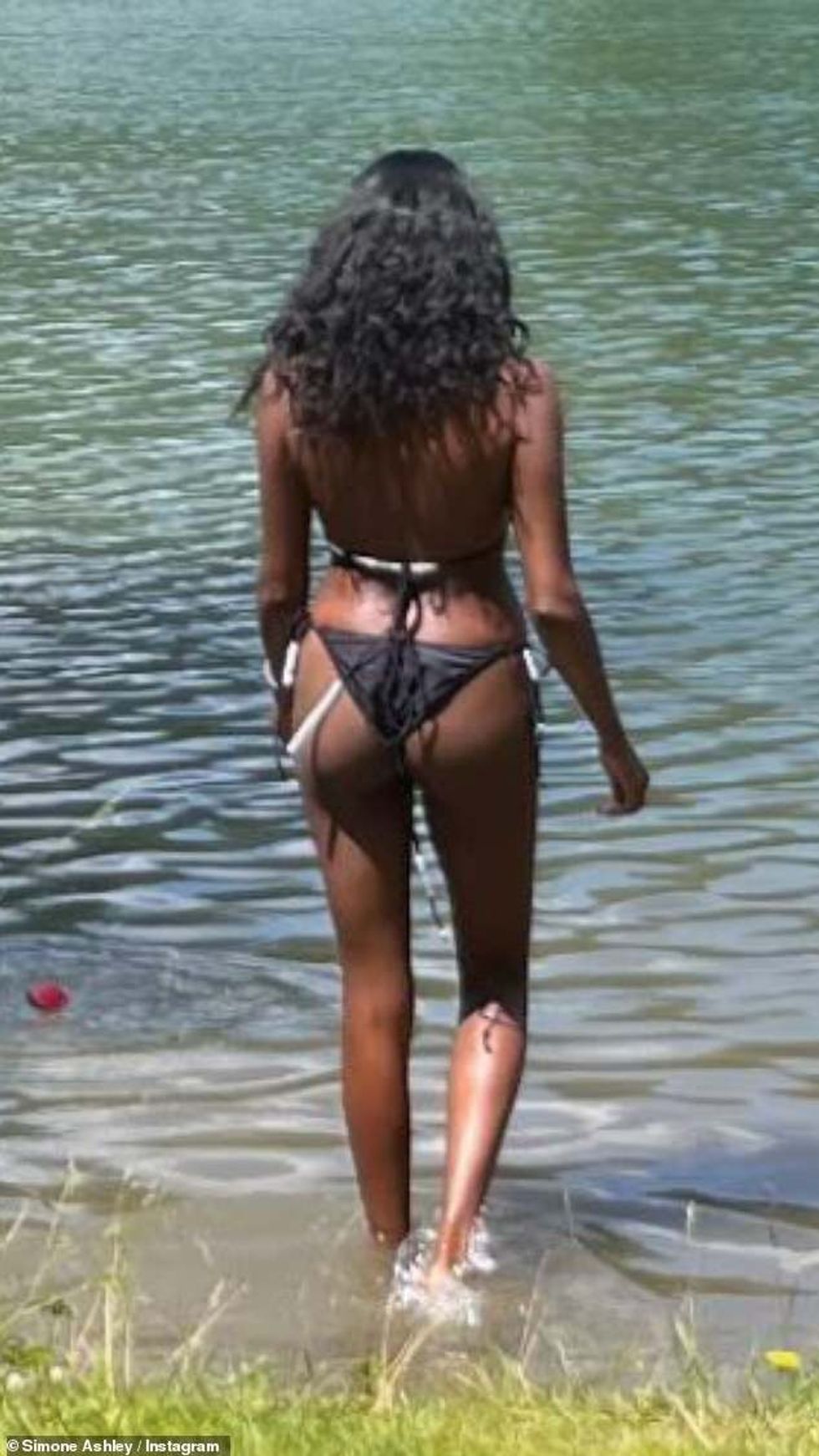 Ylli i Netflix dukej me humor të lartë teksa po shkonte për të notuar në një liqen me qesen e saj për t'u qetësuar nga dielli i nxehtë.