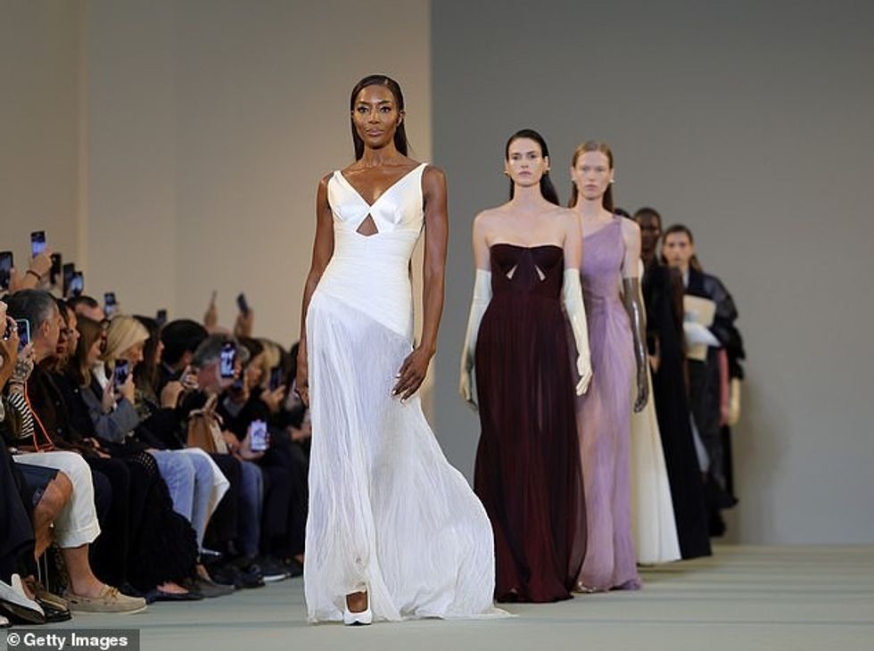 Ylli i pistës u sigurua që të gjithë sytë të ishin tek ajo teksa hapi sfilatën e modës, e cila shfaqi koleksionin pranverë-verë 2025 të Del Core.