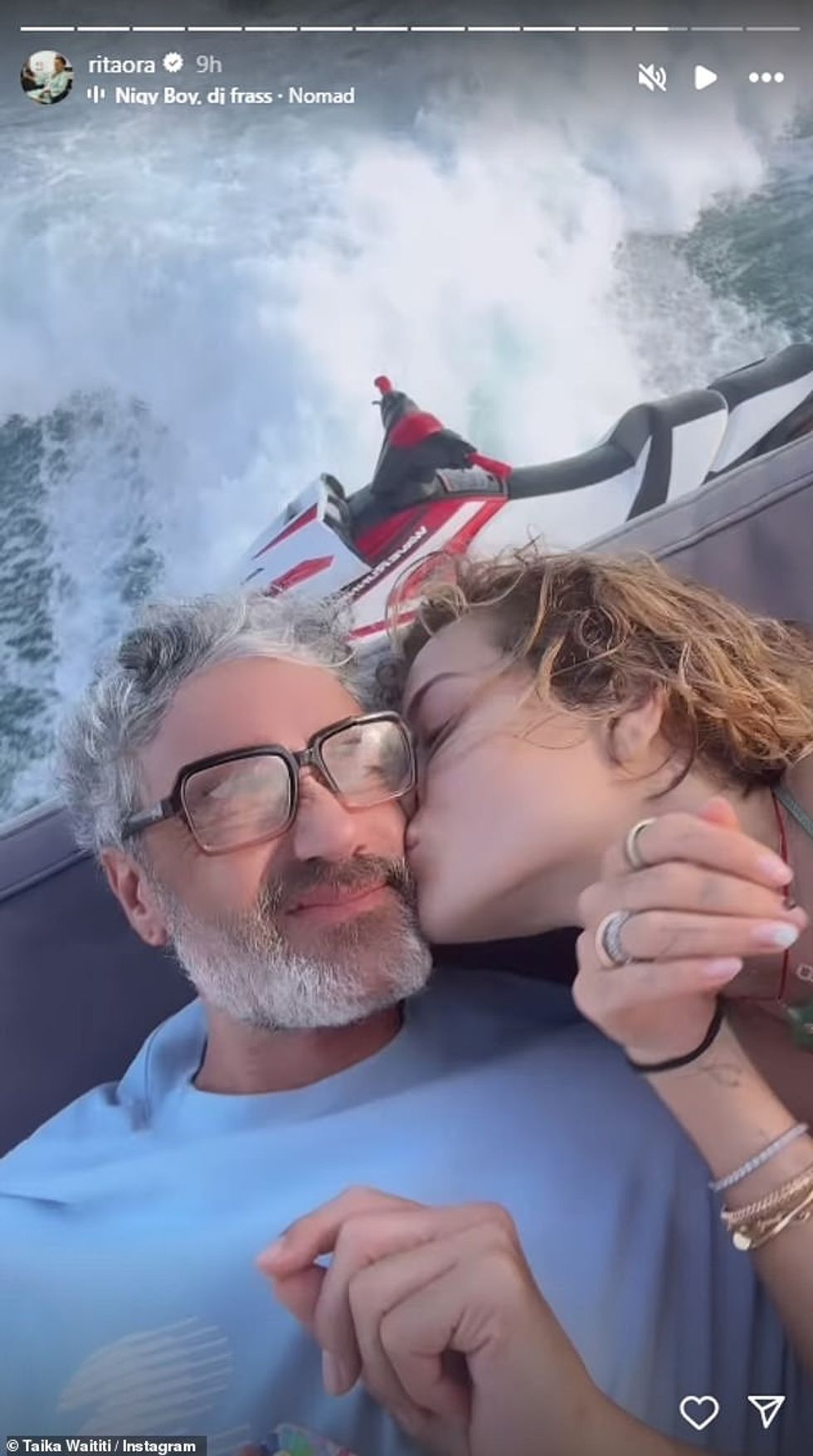 Ylli i popit, 33 vjeç, u martua me regjisoren e Hollivudit, Taika, 48 vjeç, në vitin 2022 në një 'ceremoni intime' në Londër pas katër vitesh lidhje.