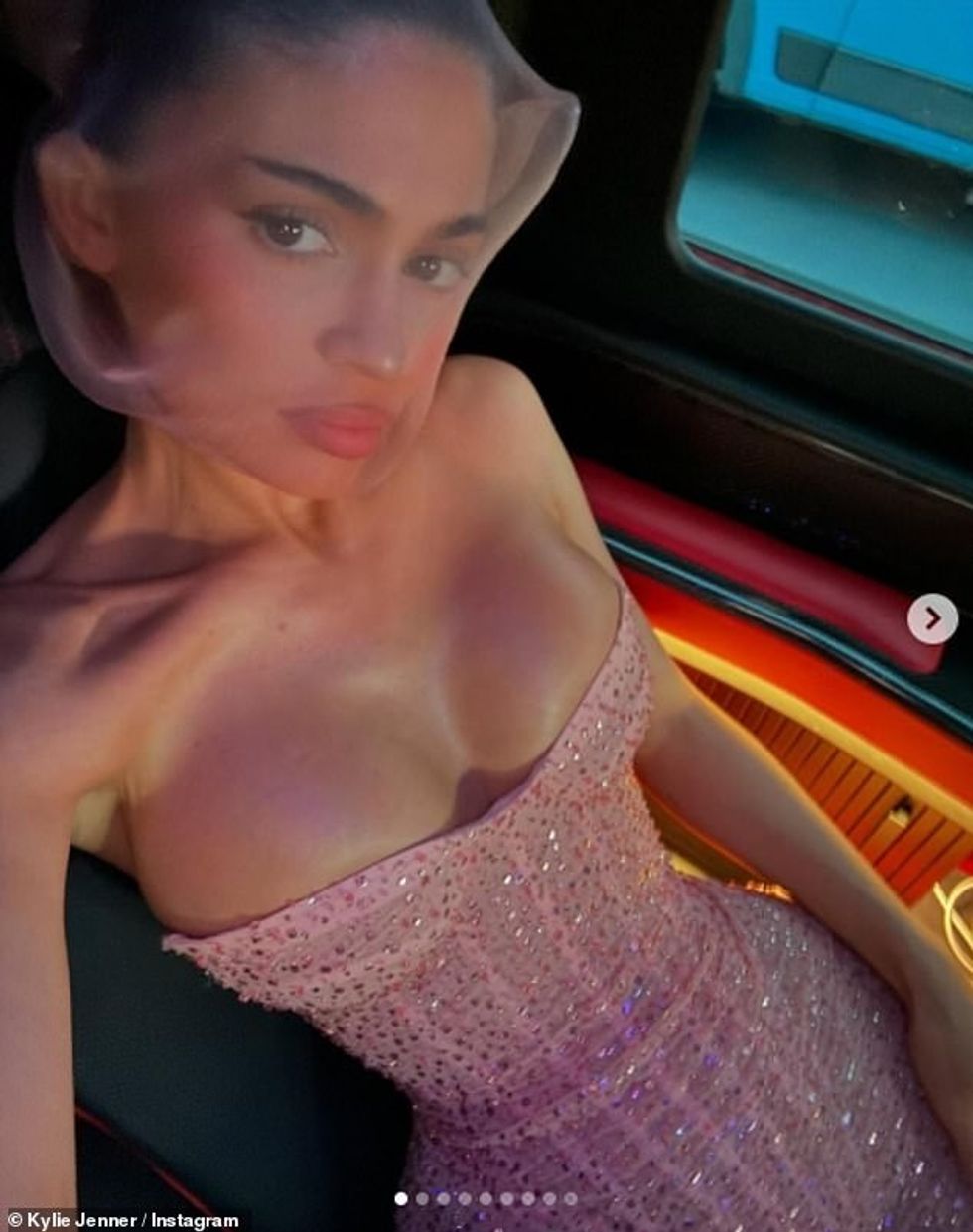 Ylli i realitetit hyri në Instagram për të ndarë një sërë fotosh gatimi, por gjithçka që fansat mund të flisnin ishte koka e saj e pastër.