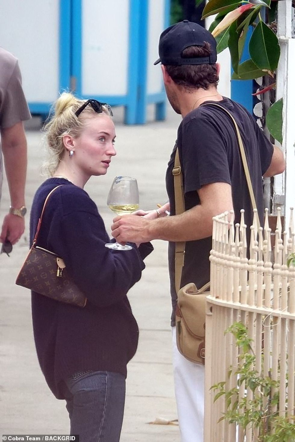 Ylli i tërhoqi cigaret nga çanta Louis Vuitton pasi dyshja shijuan një vend pazari në qytet.