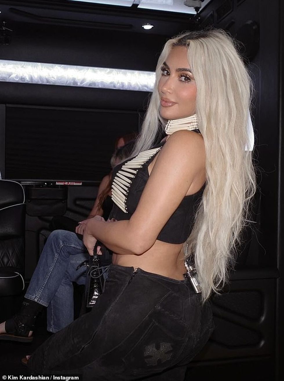 Ylli kishte një paketë mikrofon në pjesën e pasme të pantallonave të saj, duke lënë të kuptohet se ndoshta ishte duke filmuar serialin e saj Hulu The Kardashians