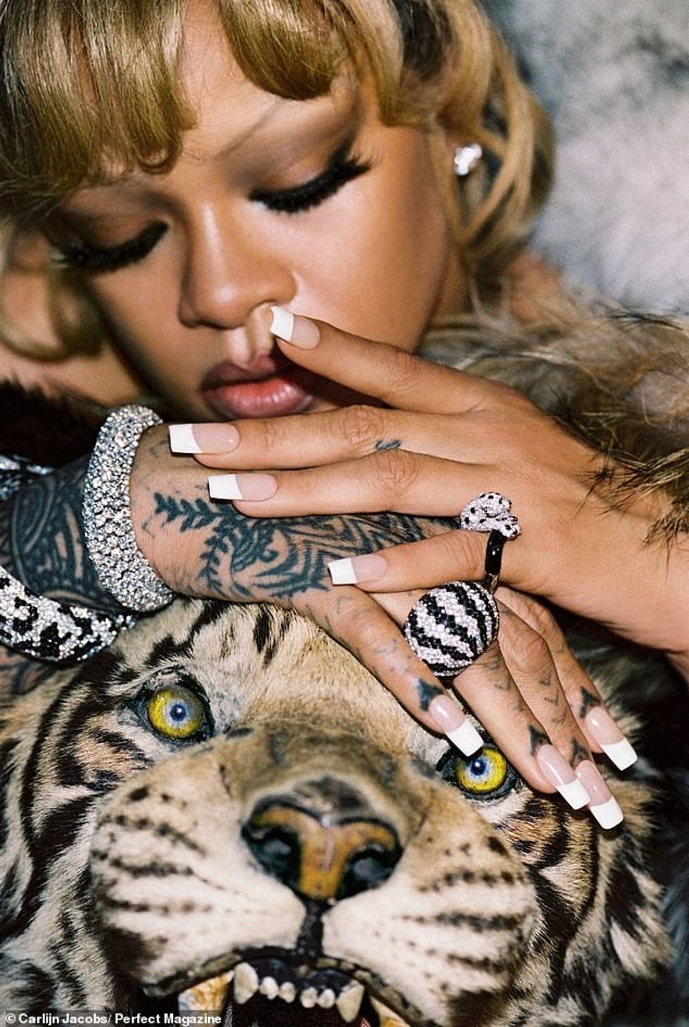 Ylli mbante byzylykë vezullues diamant dhe unaza të ngjashme për xhirimet