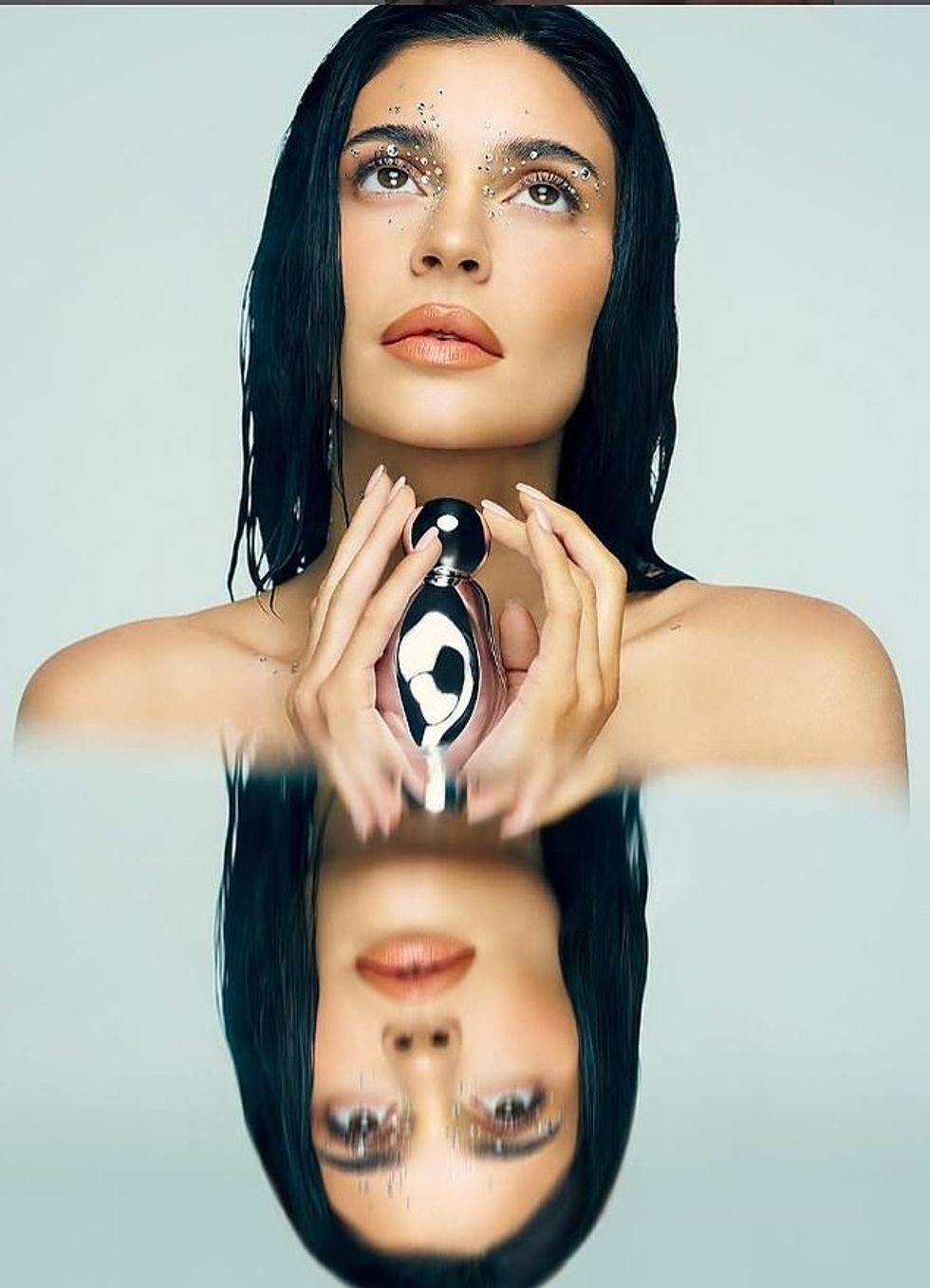 Ylli shkroi në mbishkrimin e saj, 'Aroma ime e re kozmike 2.0 e disponueshme tani në kyliecosmetics.com @kyliecosmetics', ndërsa shoqja Lori Harvey goditi butonin like.