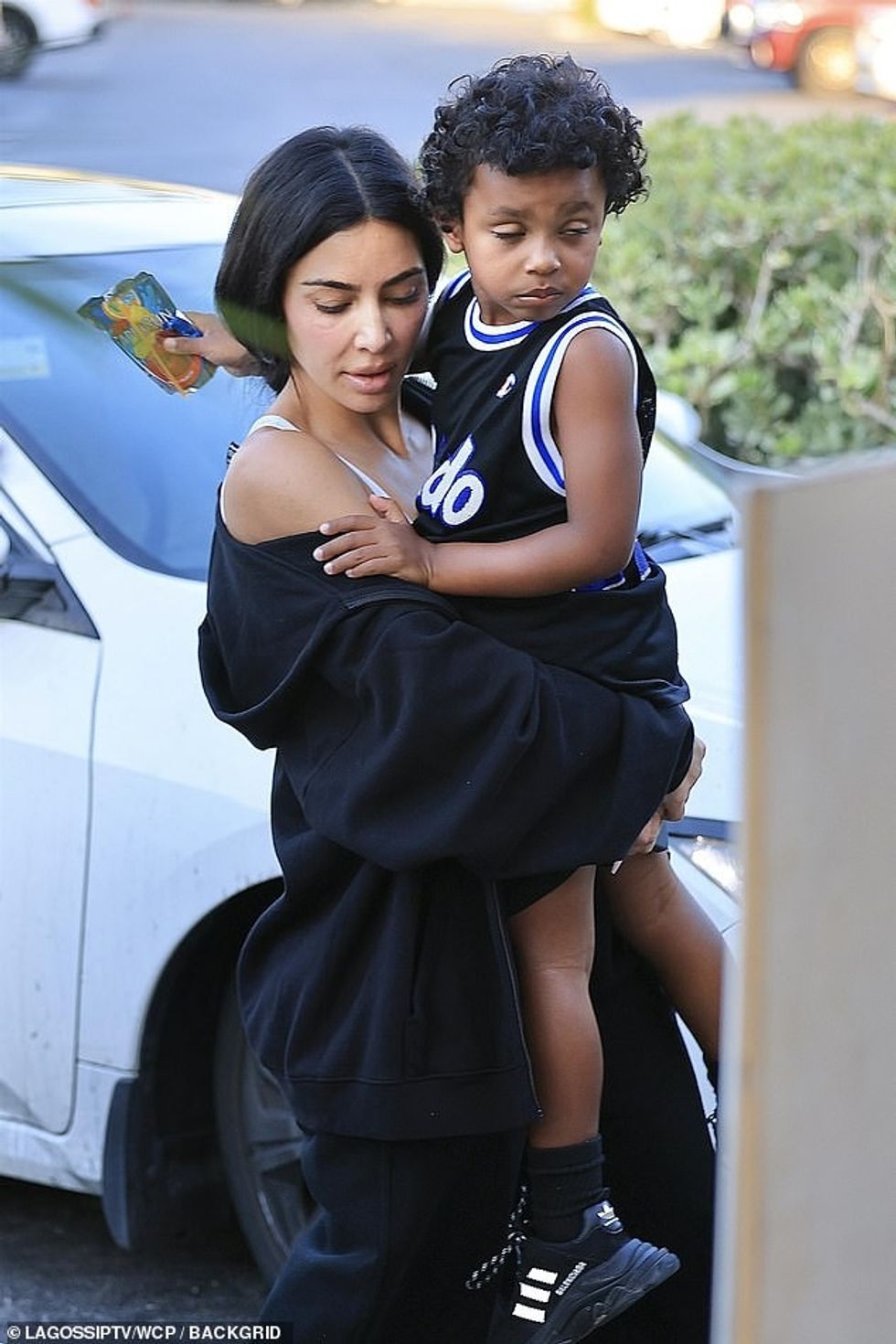 Ylli tipik magjepsës hoqi dorë nga grimi i saj i rënduar dhe fryrja e freskët dhe, në vend të kësaj, mori ngjyrën e saj natyrale dhe një bisht kali