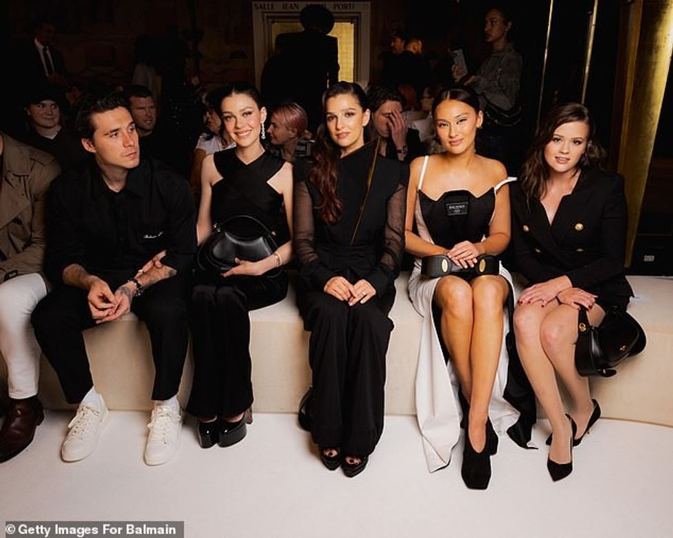 Ylli u bashkua në rreshtin e parë nga Brooklyn Beckham dhe gruaja e tij Nicola Peltz, si dhe aktorja Lola Tung nga The Summer I Turned Pretty.