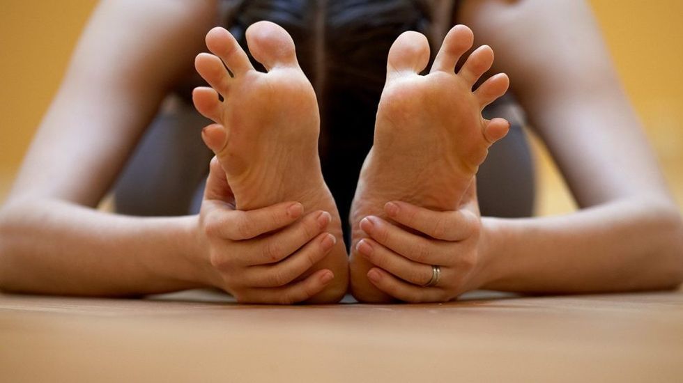 Yoga Stretch Toes Feet Header 1