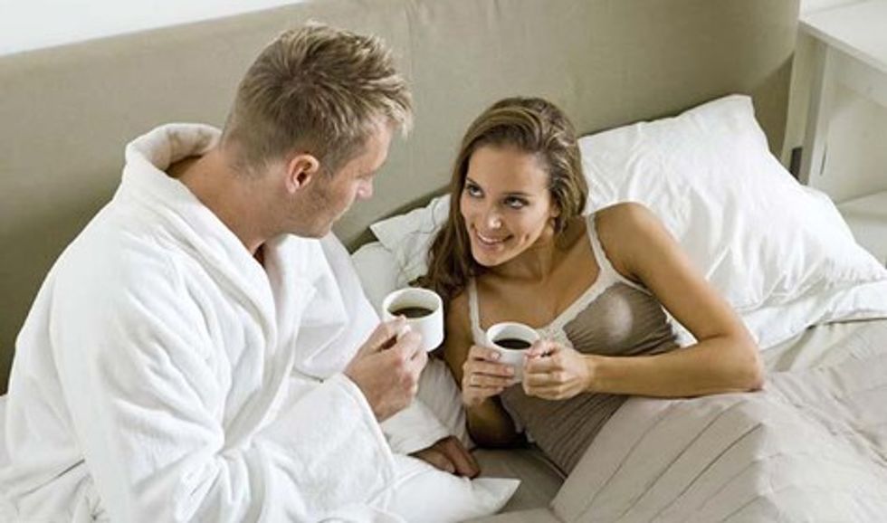 young couple drinking coffee in bed 27ss0050rf