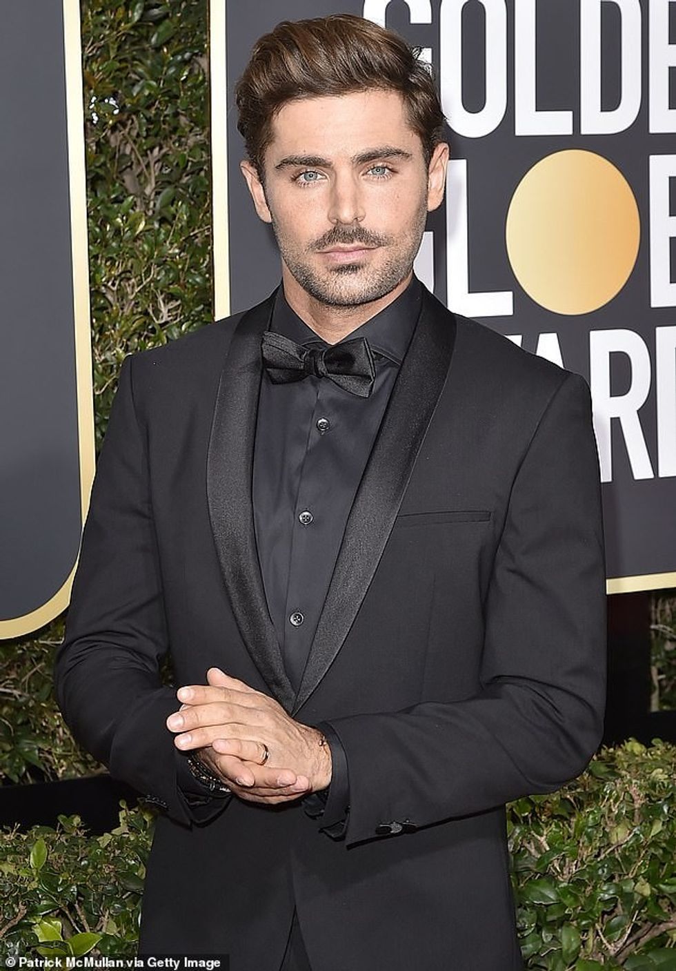 Zac Efron fotografuar në Golden Globe Awards në janar 2018 - tre vjet para rënies së tij