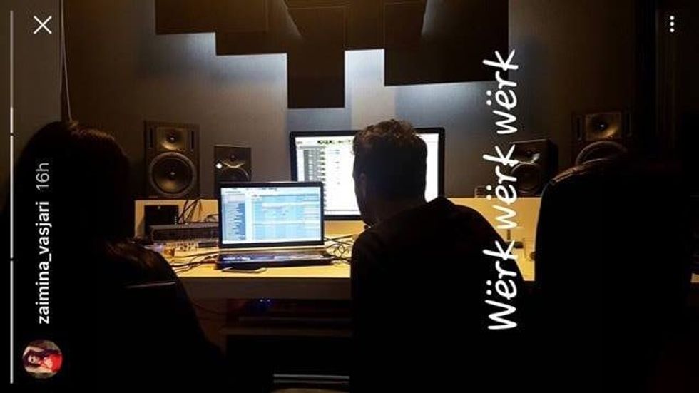 Zaimina Vasjari në studio duke inçizuar këngën e re. Foto nga Instagram Story.