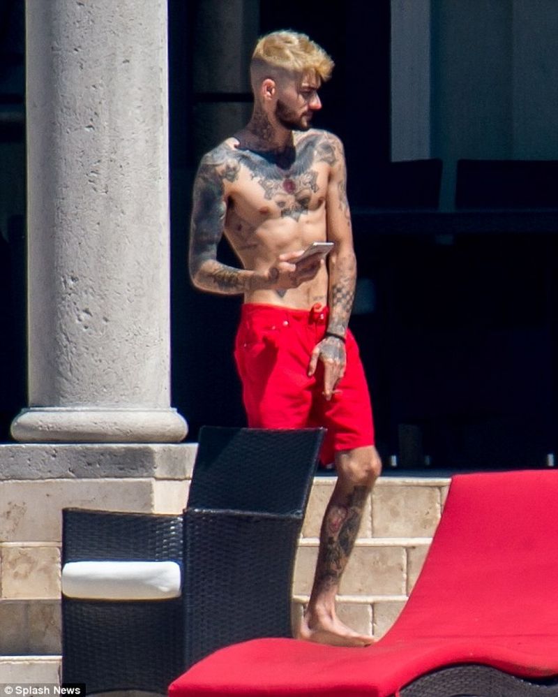 Zayn Malik grabs attention with the new blond look, as he shows off his  body covered in tattoos - Telegraph, image size:800x998