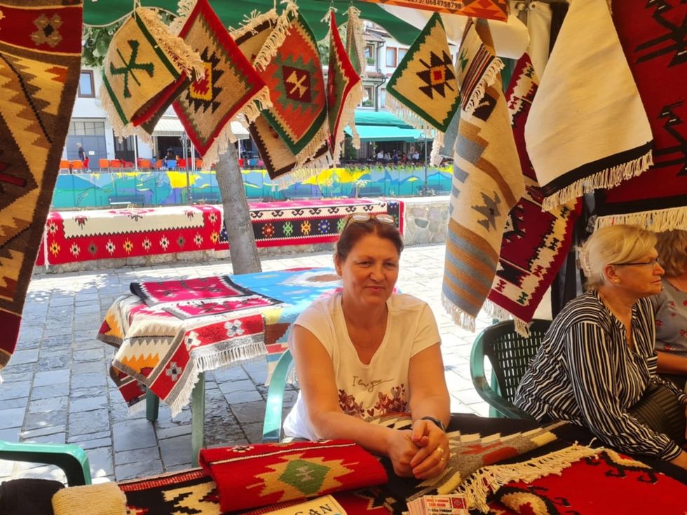 Zana Hoxha zejtare ne panairin ne Prizren