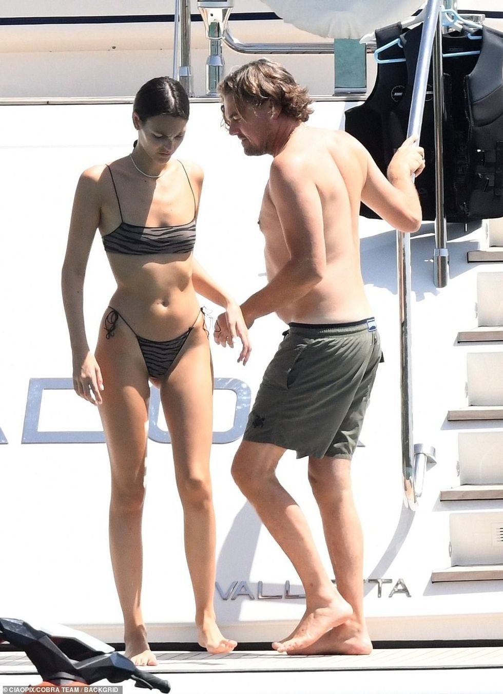 Zeshkanja e bukur shfaqi figurën e saj të përsosur me bikini të vogla jeshile gjatë arratisjes së tyre në Mesdhe.