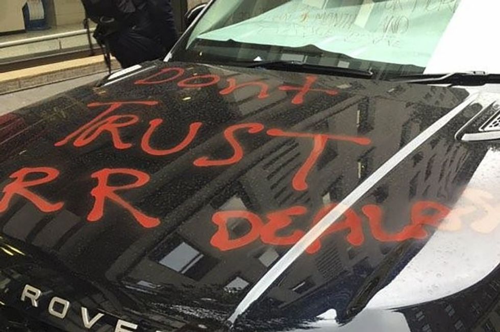 Zhgënjehet me Range Rover e braktisi para lokalit ku e bleu dhe kercenon se do ta djege foto 3