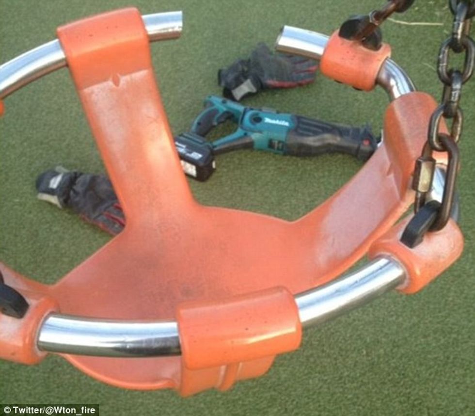 Zjarrfikësit nxjerrin adoleshenten qe kishte ngecur ne luhaje femijesh foto 2