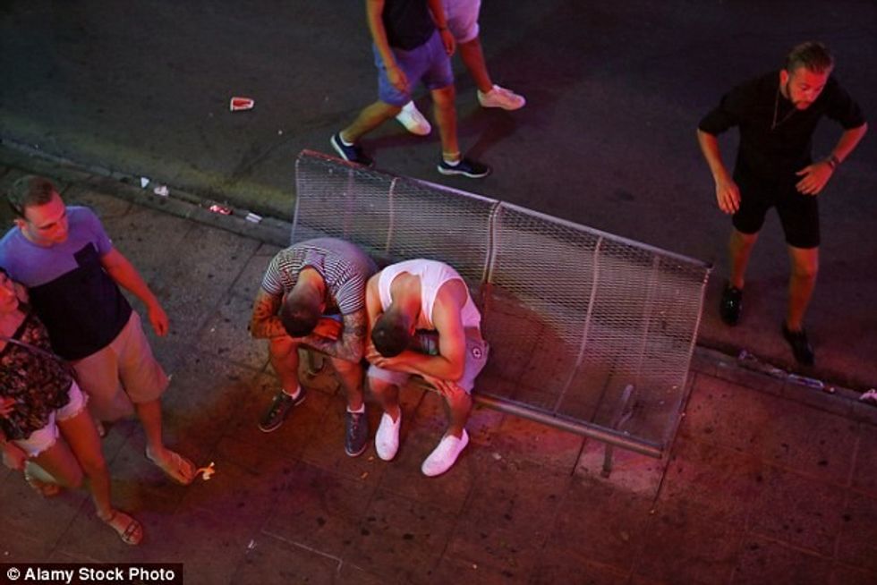 Zjarrfikësit shpëtojnë turistin qe kishte fjetur siper kulles se shpetimtarit te plazhit foto 2