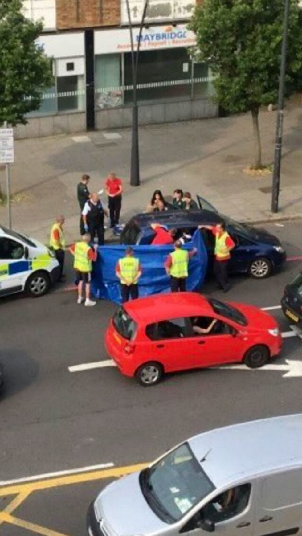 Zjarrfikësja ndihmoi shtatzënën të kryente lindjen në veturën e parkuar foto 2