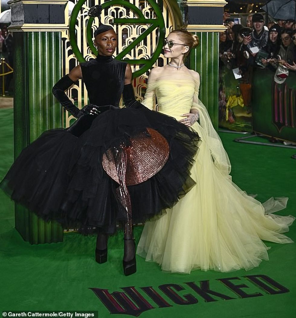 Zonjat kryesore Ariana dhe Cynthia rrëshqitën në ansamblet futuriste teksa zbukuronin tapetin e kuq