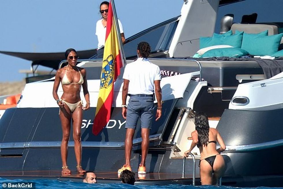 Zonjave iu bashkua një grup miqsh për udhëtimin me jaht