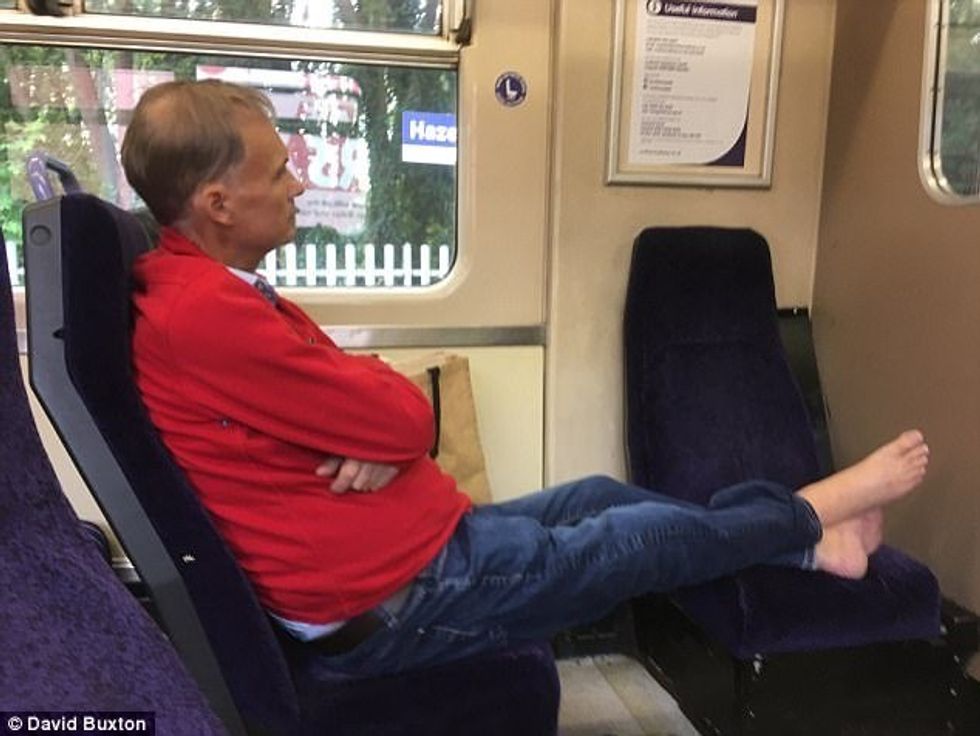 Zuri tri ulëse treni shqetesoi te pranishmit me kembet e zbathura qe i vuri mbi karrige foto 2