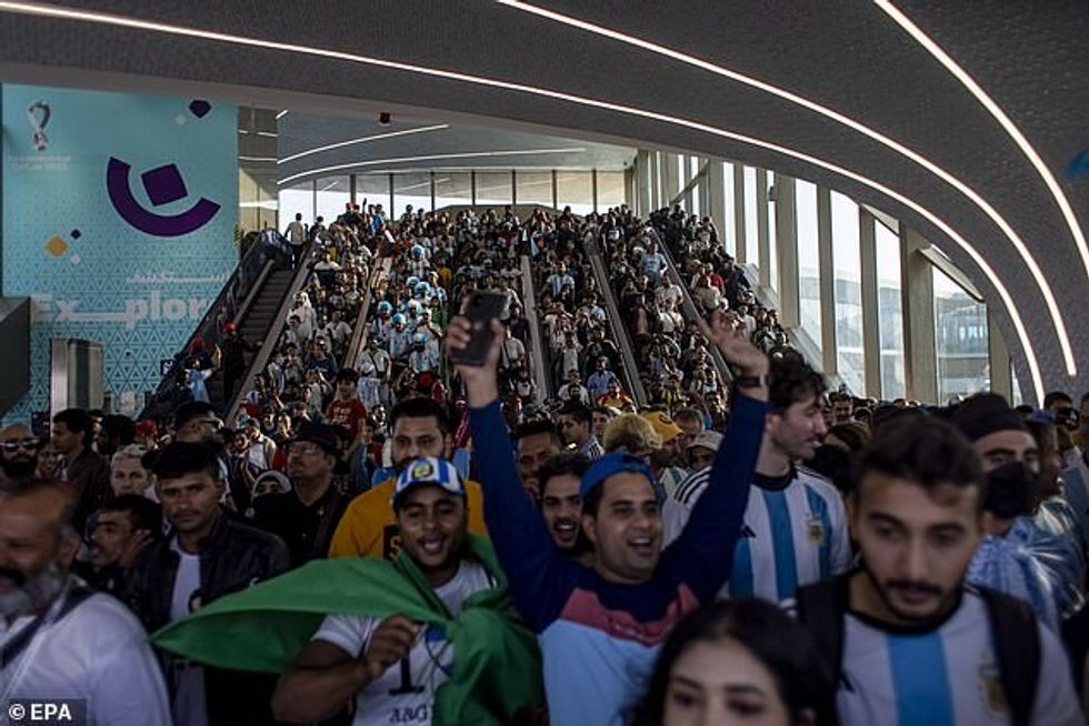 Zyrtarët kanë kërkuar të rregullojnë sistemin e Metrosë ndërsa tifozët kërkojnë të arrijnë në finalen e Kupës së Botës