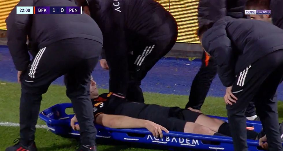 Zyrtari fatkeq duhej të largohej me barelë nga fusha