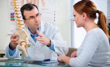 Cilat janë simptomat e osteoporozës?
