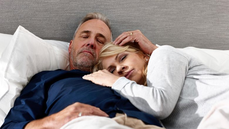 Si ndikon mosha në gjumë?