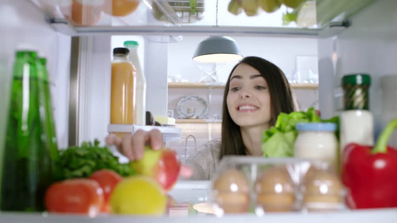 Ushqimi i shëndetshëm duhet të jetë në raftet e para të frigoriferit