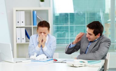 Si ta shmangni gripin në vendin ku punoni?