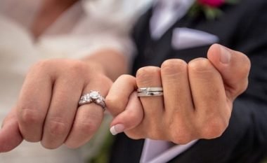 A e dini përse unaza e martesës bartet në gishtin e katërt?