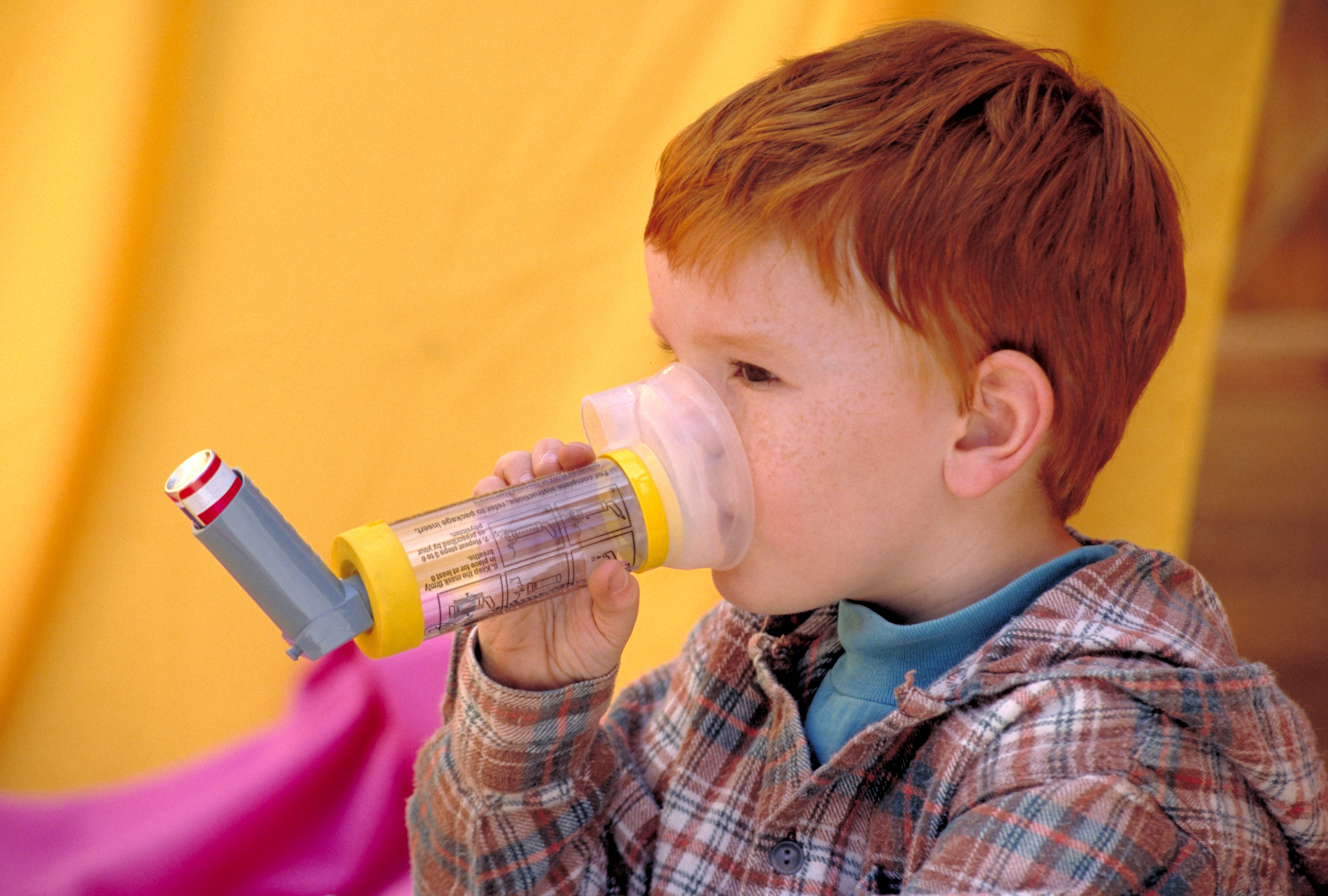 Развитие астмы у детей. Астма. Бронхиальная астма. Ингалятор для детей. Мальчик с ингалятором.