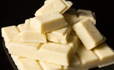 Çokollata e bardhë ka vlera të larta kalorish, por jo edhe ushqyese...