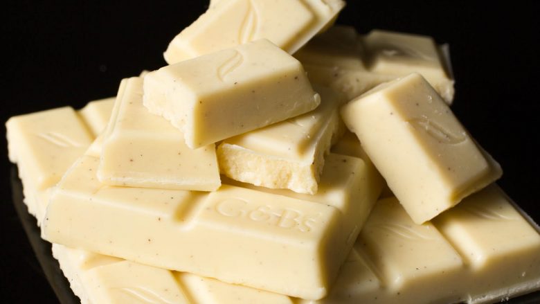 Çokollata e bardhë ka vlera të larta kalorish, por jo edhe ushqyese…