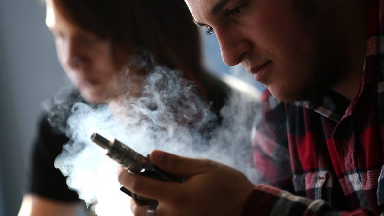 Pse të rinjtë e fillojnë konsumimin e duhanit?