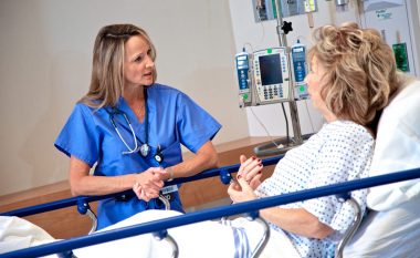 Komunikimi negativ pacient-mjek mund t’i përkeqësojë simptomat