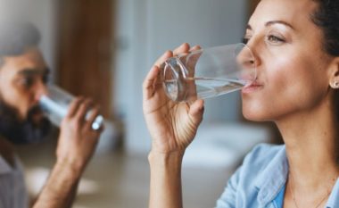 Çfarë uji të pimë në mëngjes – të ngrohtë apo të ftohtë?