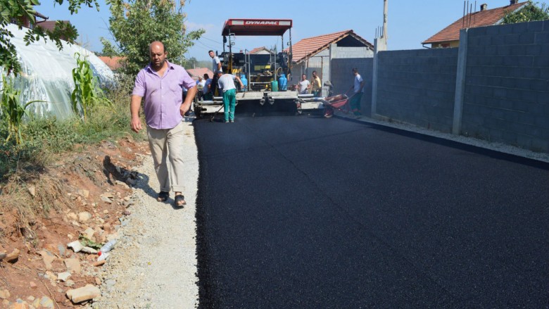 Asfaltohet rruga për lagjen Kodrali në Kërkavasari