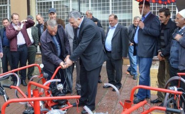 Podujevë, Komuna u dhuron 100 makina mjelëse fermerëve