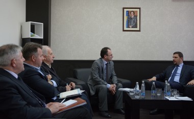 Ministri Krasniqi bisedoi me verëtarët për prioritetet e këtij viti
