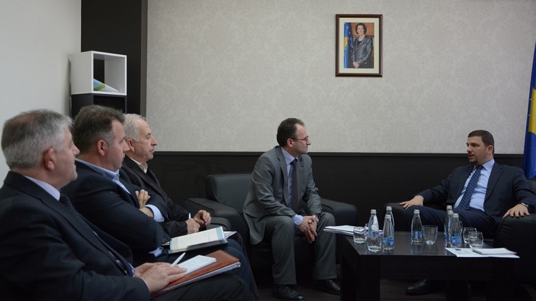 Ministri Krasniqi bisedoi me verëtarët për prioritetet e këtij viti