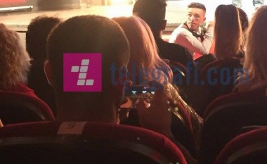 Noizy injoron spektaklin, luan lojëra në telefon (Foto)