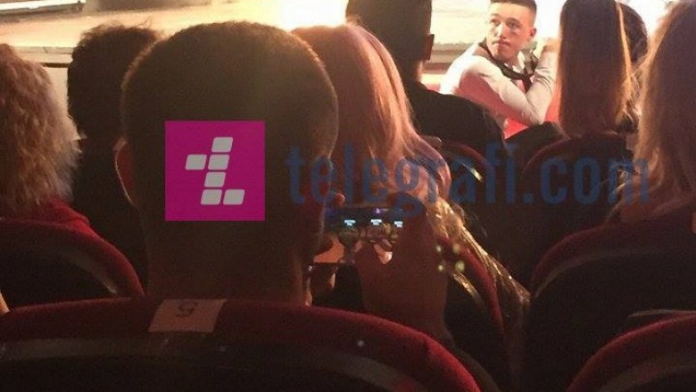 Noizy injoron spektaklin, luan lojëra në telefon (Foto)