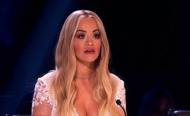 Rita ekspozon gjoksin në X Factor (Foto)