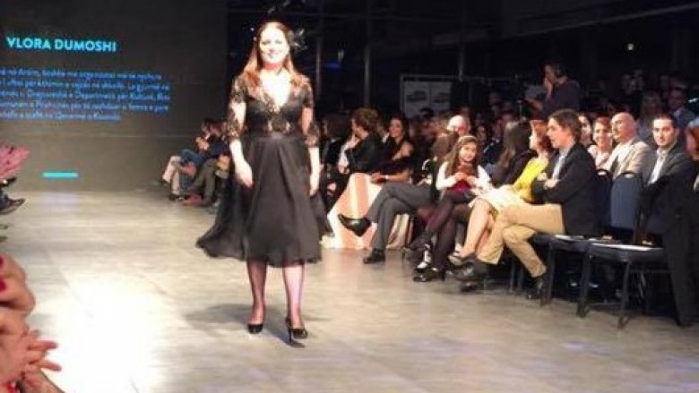 Zyrtarja e shtetit të Kosovës në pistat e modës si modele (Foto)