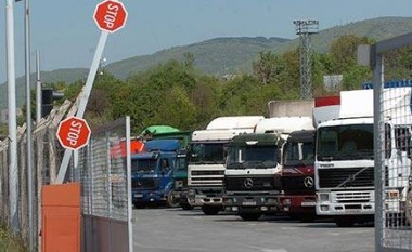 Serbia i bllokon maunet e naftarëve të Kosovës