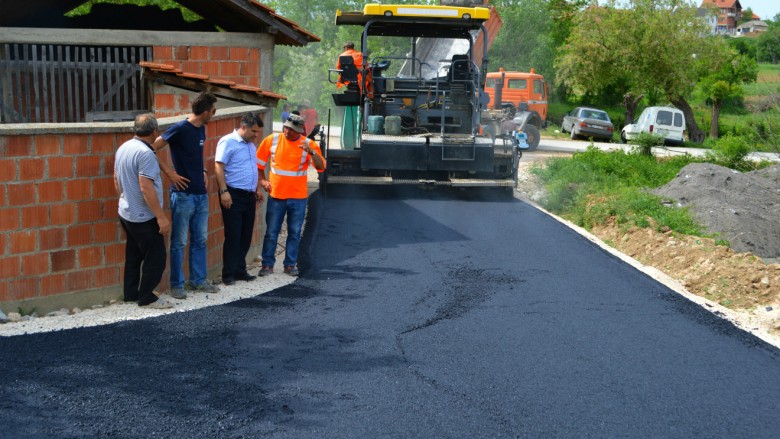 Asfaltohen disa rrugë në fshatrat Batllavë dhe Konushec