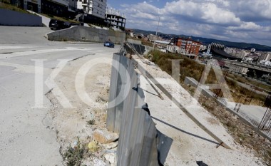 Asfalti i shembur në “Arbëri” të Prishtinës i pasanuar prej dy vjetësh