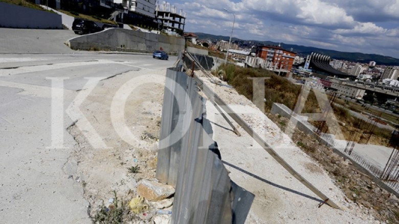 Asfalti i shembur në “Arbëri” të Prishtinës i pasanuar prej dy vjetësh