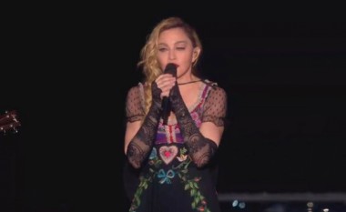 Madonna flet në skenë për sulmet në Paris, nuk i ndal lotët (Video)